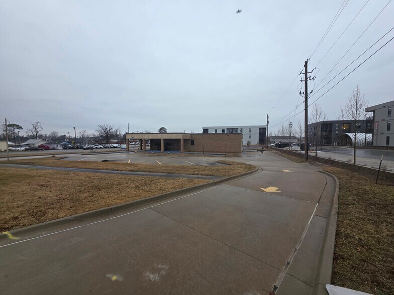 More Photos Of 401 N 2nd St, Rogers Office For Lease