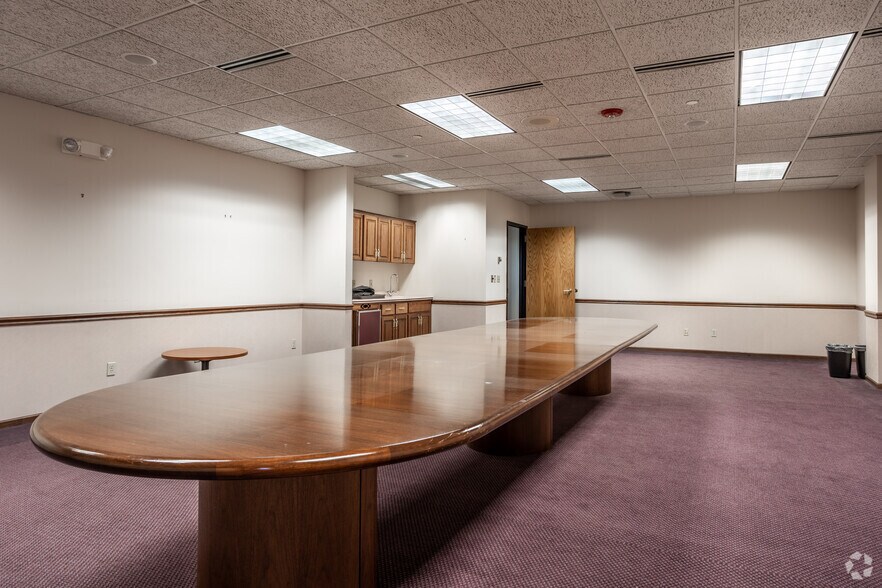 More Photos Of 4445 Corporate Dr, West Des Moines Medical For Lease