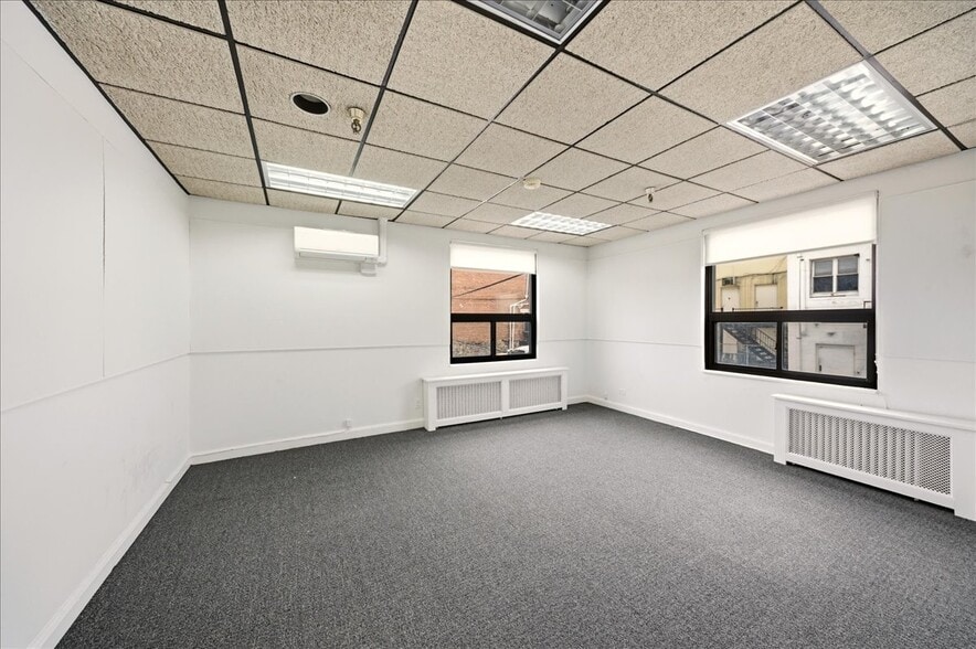 More Photos Of 20 North Ave, Larchmont Warehouse For Lease