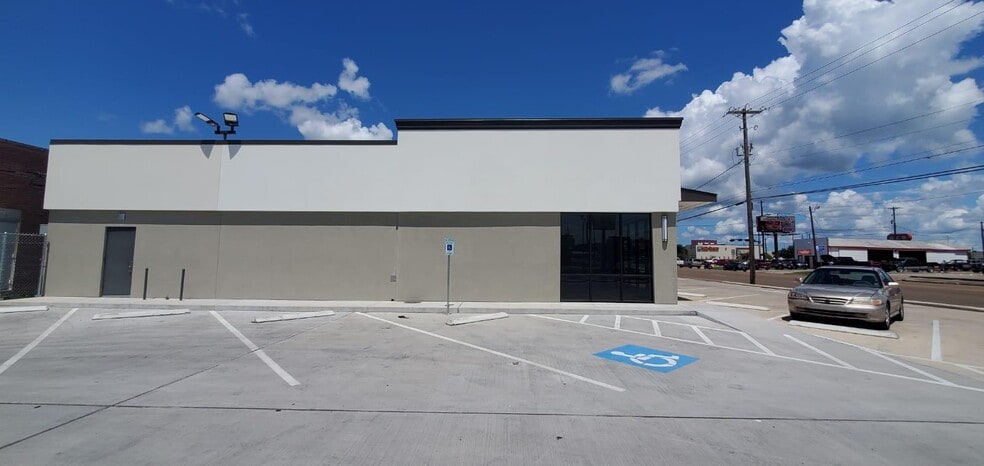 More Photos Of 1202 E Rio Grande St, Victoria Freestanding For Lease