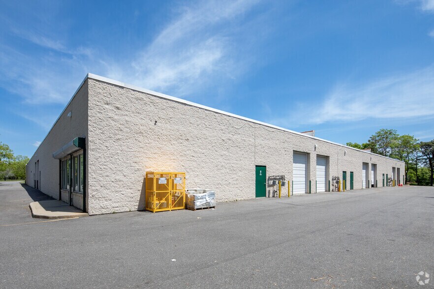 More Photos Of 5000-5014 Veterans Memorial Hwy, Holbrook Research And Development For Lease