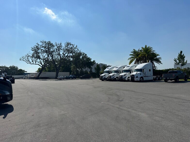 More Photos Of 6015 N US Highway 301, Tampa Warehouse For Lease