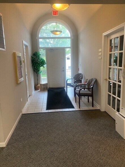 More Photos Of 219 W 55th St, Clarendon Hills Office For Lease