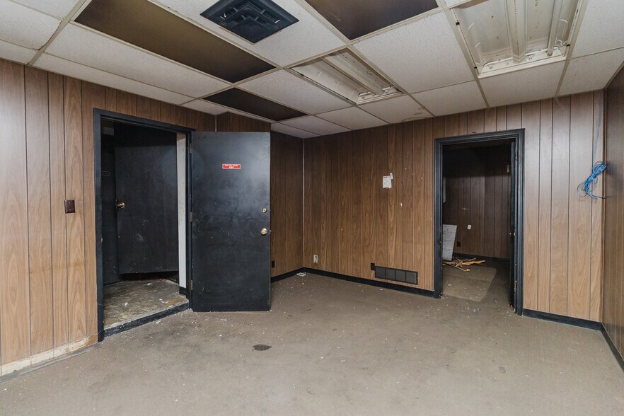 More Photos Of 470 N Seneca St, Wichita Warehouse For Sale