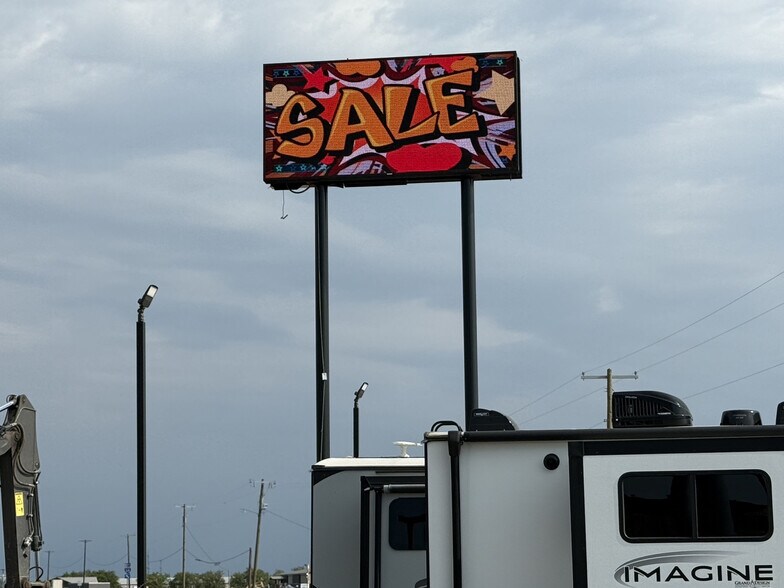 More Photos Of 13239 S Interstate 35, Valley View Manufacturing For Lease