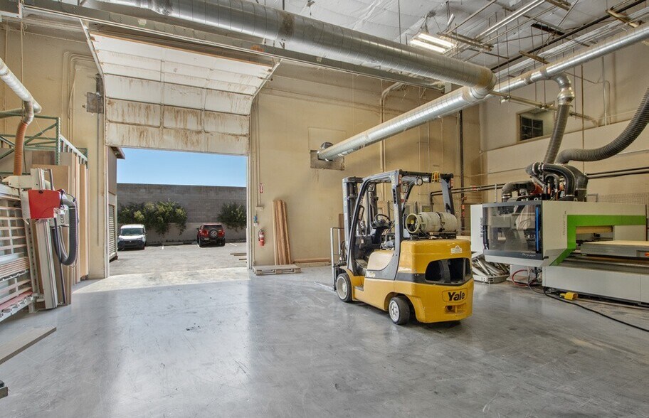 More Photos Of 23619 N 35th Dr, Glendale Warehouse For Lease