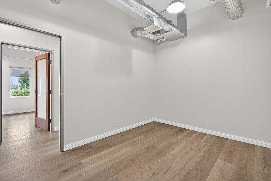 More Photos Of 10999 Riverside Dr, North Hollywood Loft Creative Space For Lease