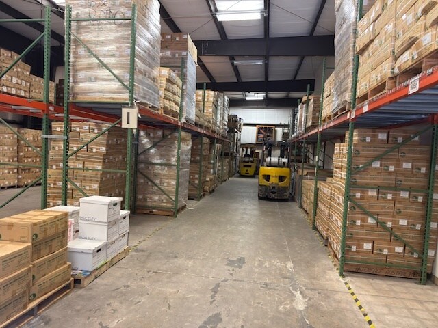 More Photos Of 886 Waterway Pl, Longwood Warehouse For Lease