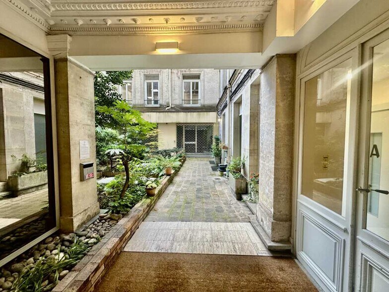 More Photos Of 50 Rue De Miromesnil, Paris Office For Sale