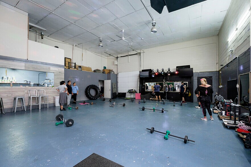 More Photos Of 2911 W Washington St, Indianapolis Storefront Retail Office For Sale