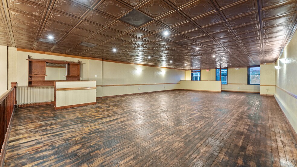 More Photos Of 117 W Walnut St, Rogers Restaurant For Lease