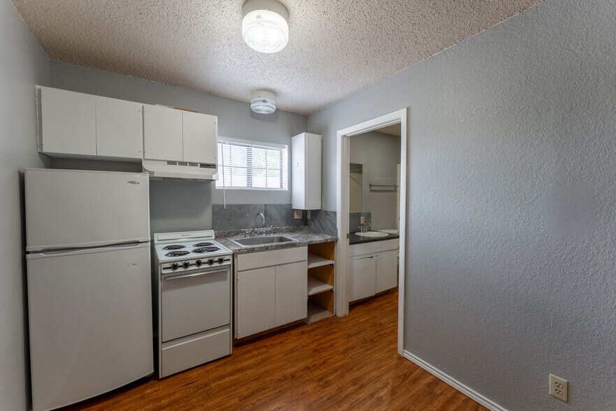 More Photos Of 2003 Medical Pky, San Marcos Medical For Sale