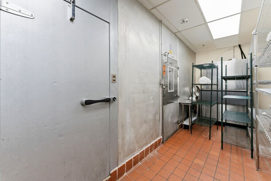 More Photos Of 300 E Colorado Blvd, Pasadena General Retail For Lease