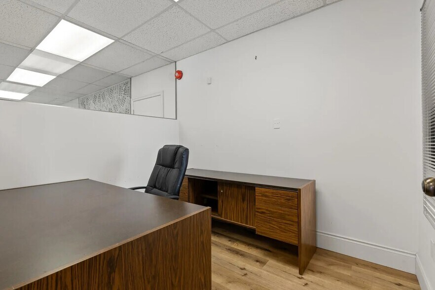 More Photos Of 696 Hamilton Rd, London Office For Lease