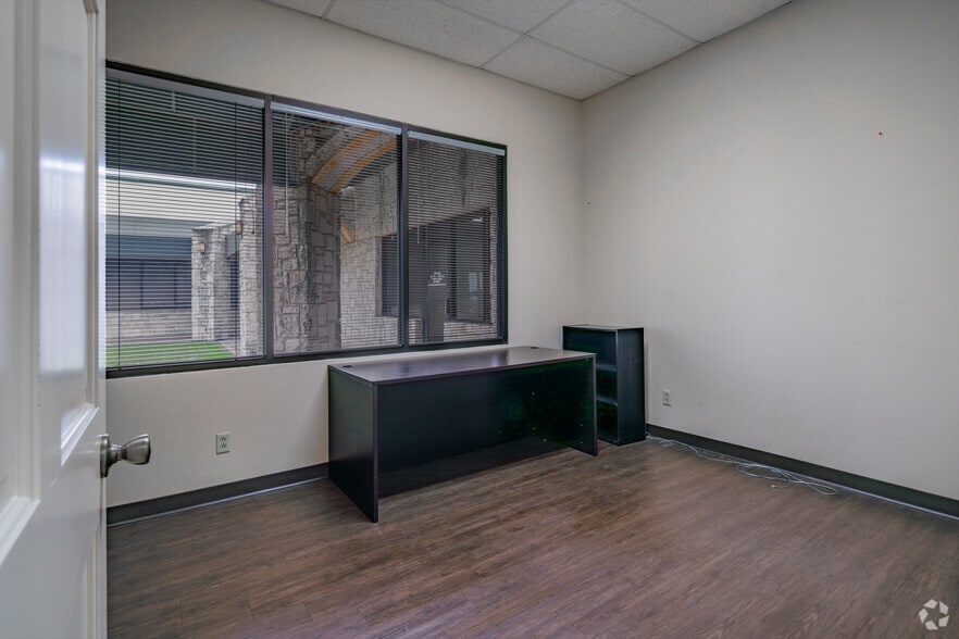 More Photos Of 1400-1460 Sidney Baker St, Kerrville Office For Lease
