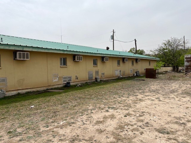 More Photos Of 208 S Ellis St, Menard Hotel For Sale