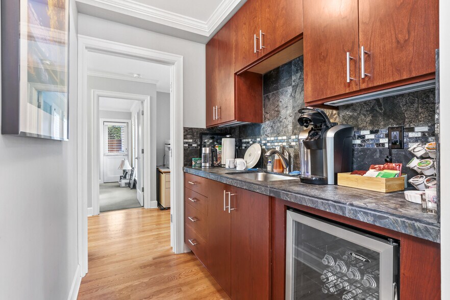 More Photos Of 6500 SW Beaverton-Hillsdale Hwy, Portland Office For Sale