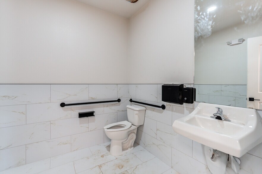 More Photos Of 3229 118th St, Lubbock Distribution For Sale