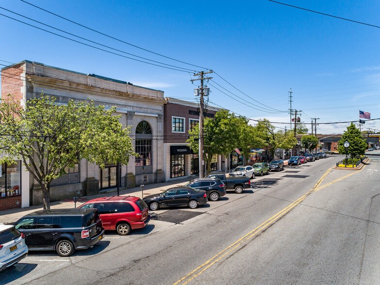 More Photos Of 147 S Wellwood Ave, Lindenhurst Restaurant For Lease