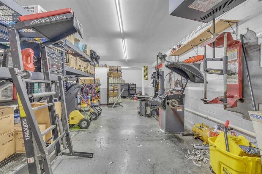 More Photos Of 1474 Peters Creek Rd NW, Roanoke Auto Repair For Sale