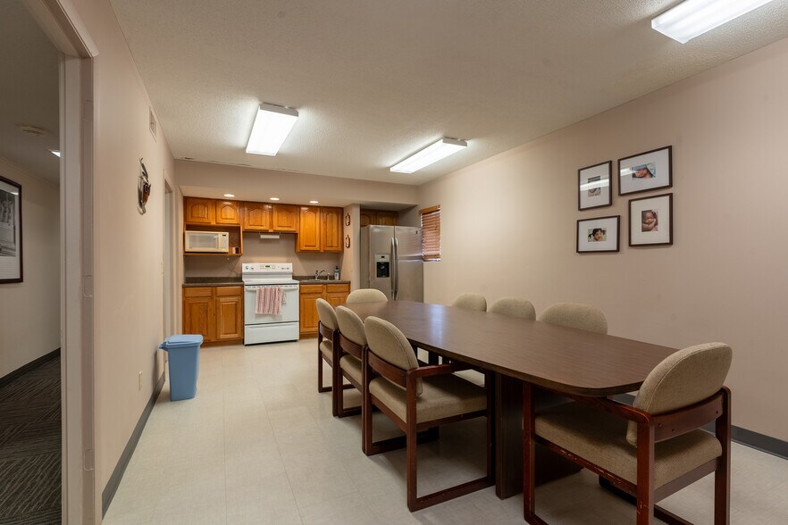 More Photos Of 808 W Prairie St, Marion Office For Sale