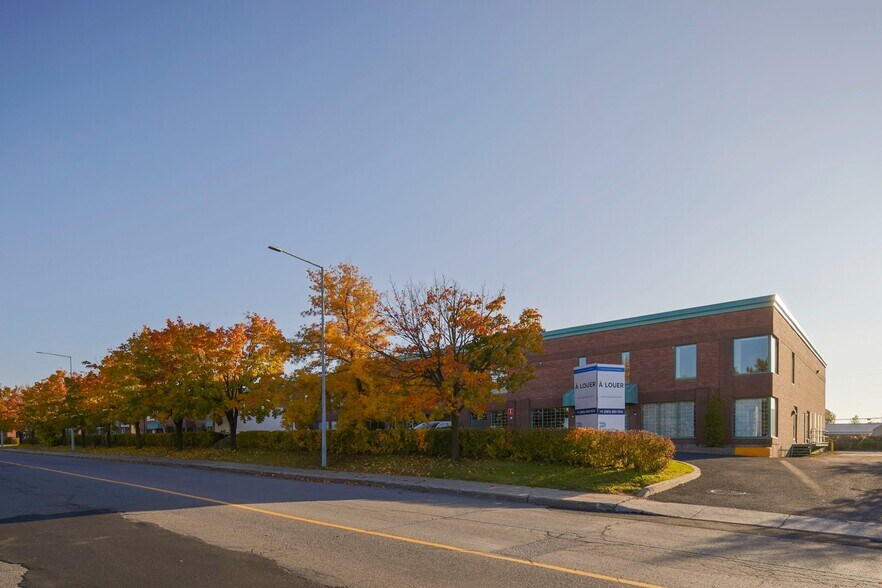 More Photos Of 874-896 Rue Jean-Neveu, Longueuil Warehouse For Lease