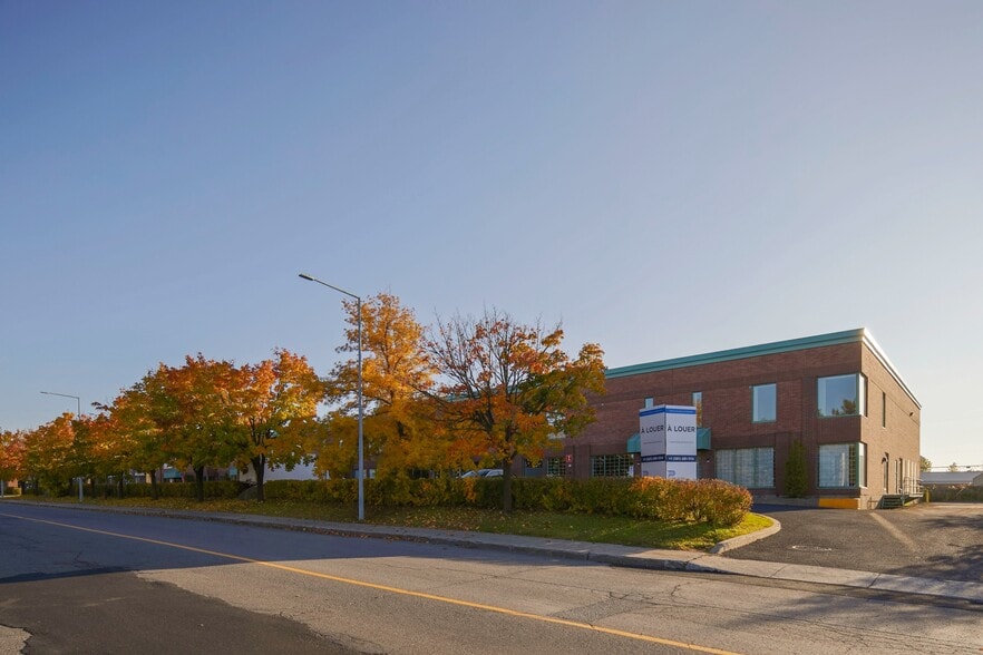 More Photos Of 874-896 Rue Jean-Neveu, Longueuil Warehouse For Lease