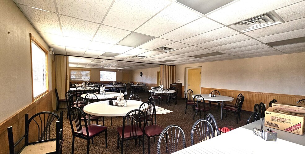 More Photos Of 1902 N Merrill Ave, Glendive Showroom For Sale