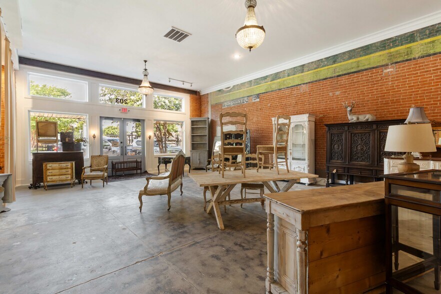 More Photos Of 205 S Main St, Bryan Storefront For Lease