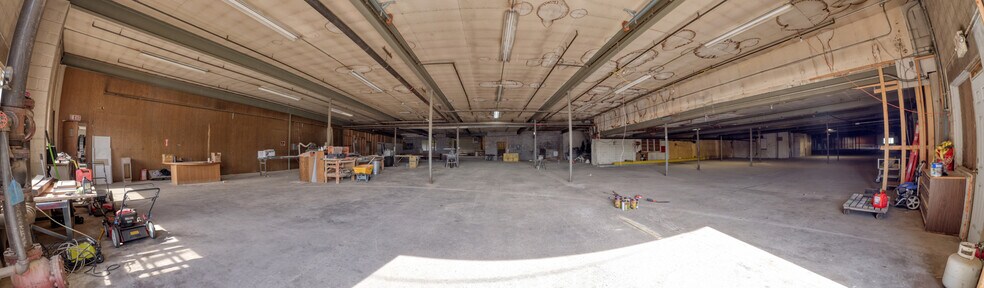 More Photos Of 106 E Smith St, Iron Mountain Distribution For Sale