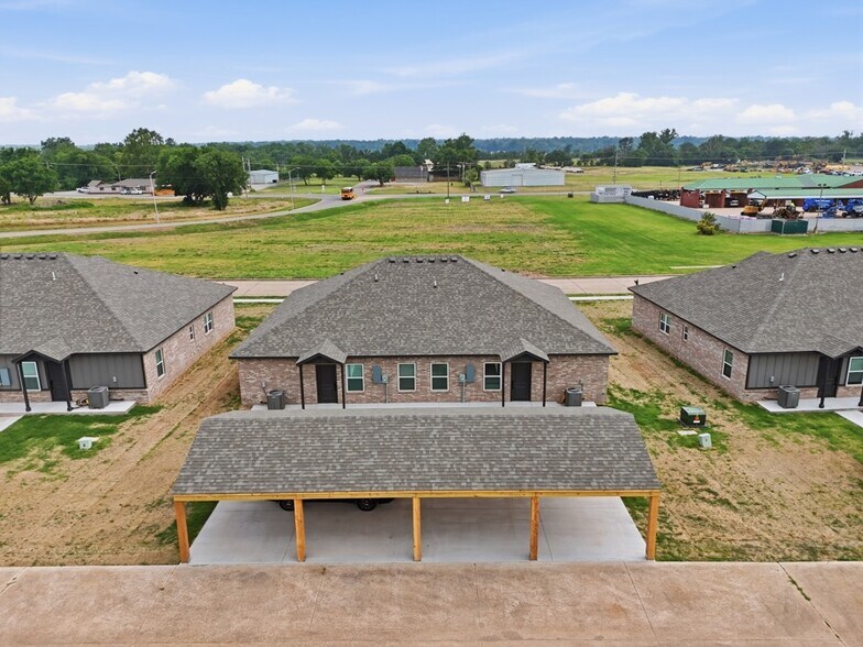 More Photos Of 3611 & 3613 Frontier Avenue, Ponca City Specialty For Sale