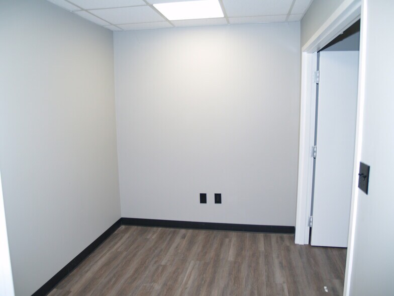 More Photos Of 727 E Turkeyfoot Lake, Akron Light Distribution For Lease