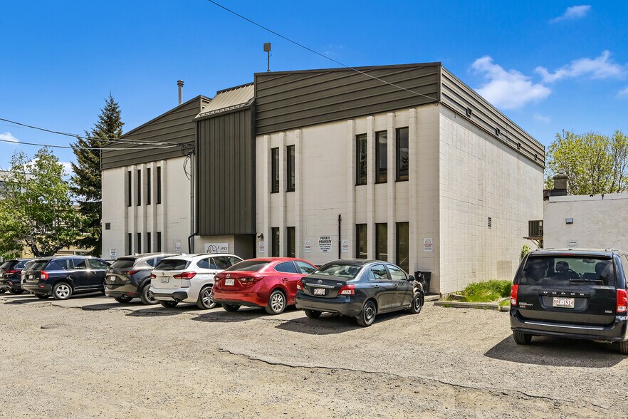 More Photos Of 4 Parkdale Cres NW, Calgary Medical For Sale