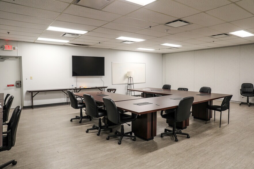 More Photos Of 1585 Roadhaven Dr, Stone Mountain Warehouse For Lease