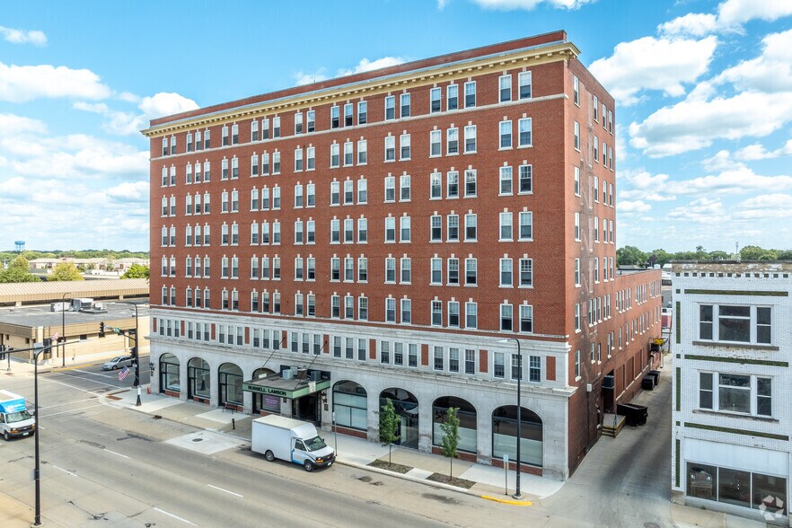 More Photos Of 209 W 5th St, Waterloo Apartments For Lease