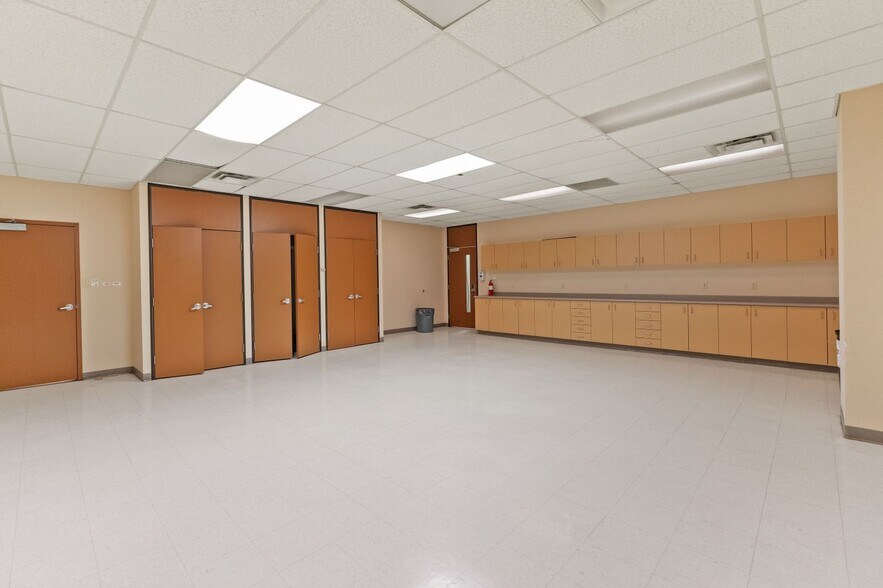 More Photos Of 277 Pleasant St, Dartmouth Office For Lease