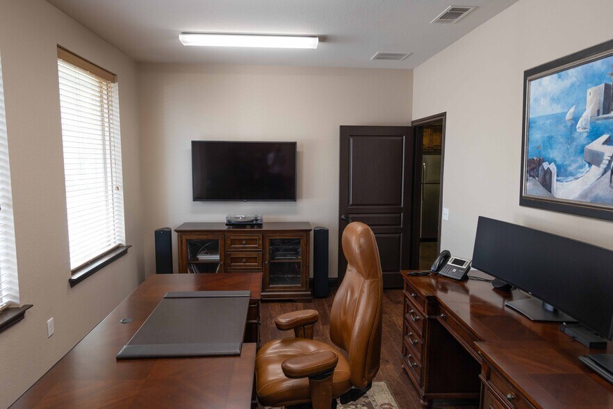 More Photos Of 560 N Walnut Creek Dr, Mansfield Office For Lease
