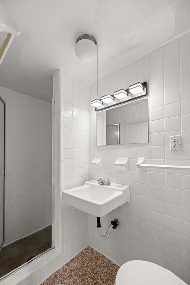 More Photos Of 7018 SE 222nd St, Hawthorne Flex For Sale