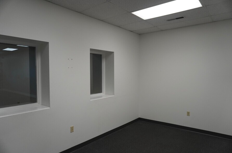 More Photos Of 4809-4817 E Douglas Ave, Wichita Storefront Retail Office For Lease