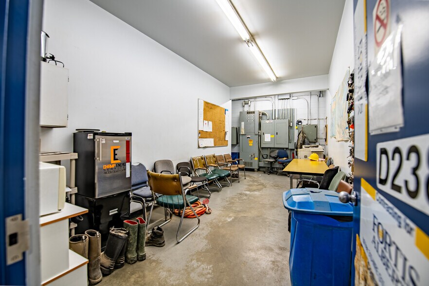 More Photos Of 95 Poplar St, Red Deer County Warehouse For Sale