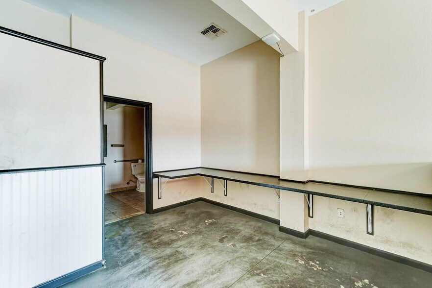 More Photos Of 6721 N Black Canyon Fwy, Phoenix Office Residential For Sale