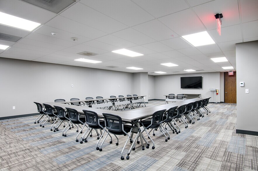 More Photos Of 5710 Lyndon B Johnson Fwy, Dallas Unknown For Lease