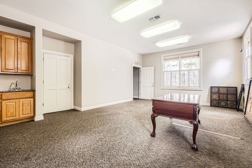 More Photos Of 228 S Seguin Ave, New Braunfels Office For Lease