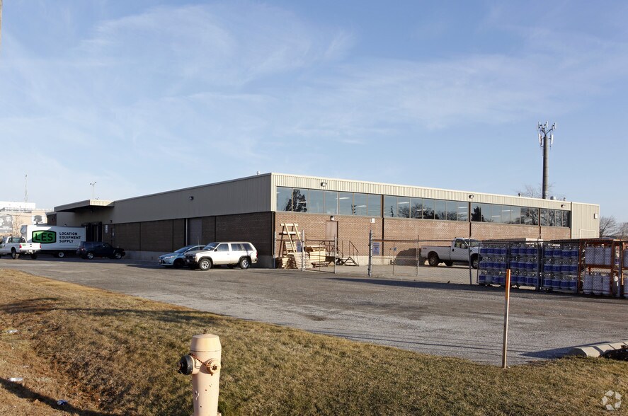 More Photos Of 907 Oxford St, Toronto Manufacturing For Lease