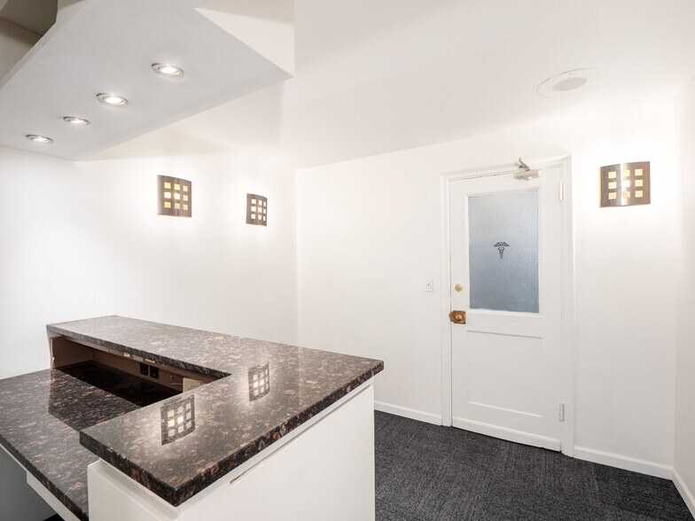 More Photos Of 115 E 61st St, New York Medical For Sale