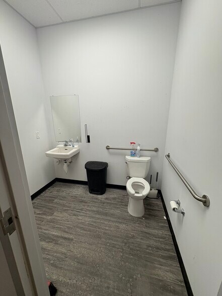 More Photos Of 3250 44th Ave N, Saint Petersburg Manufacturing For Lease