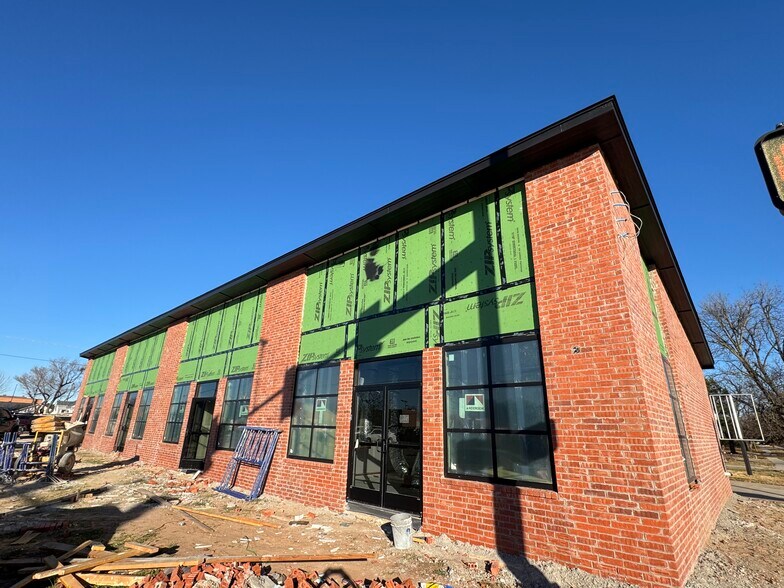 More Photos Of 607 W Gray St, Norman General Retail For Lease