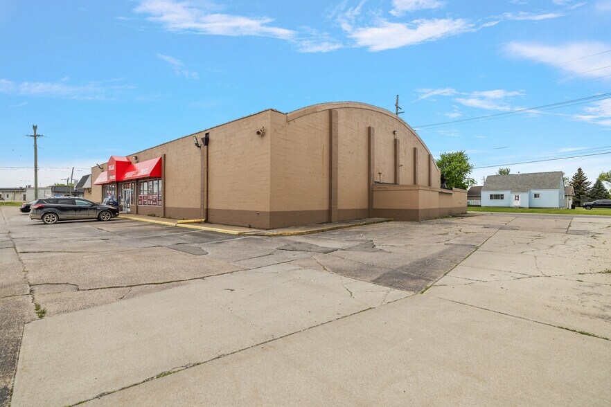 More Photos Of 2419 Lapeer Rd, Port Huron General Retail For Sale