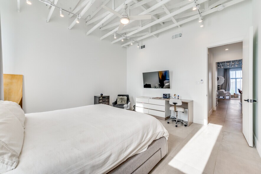 More Photos Of 4759 Algiers St, Dallas Loft Creative Space For Lease