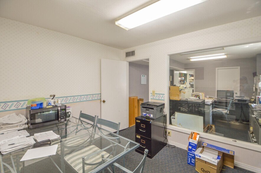 More Photos Of 415 Wilkins Wise Rd, Columbus Showroom For Sale